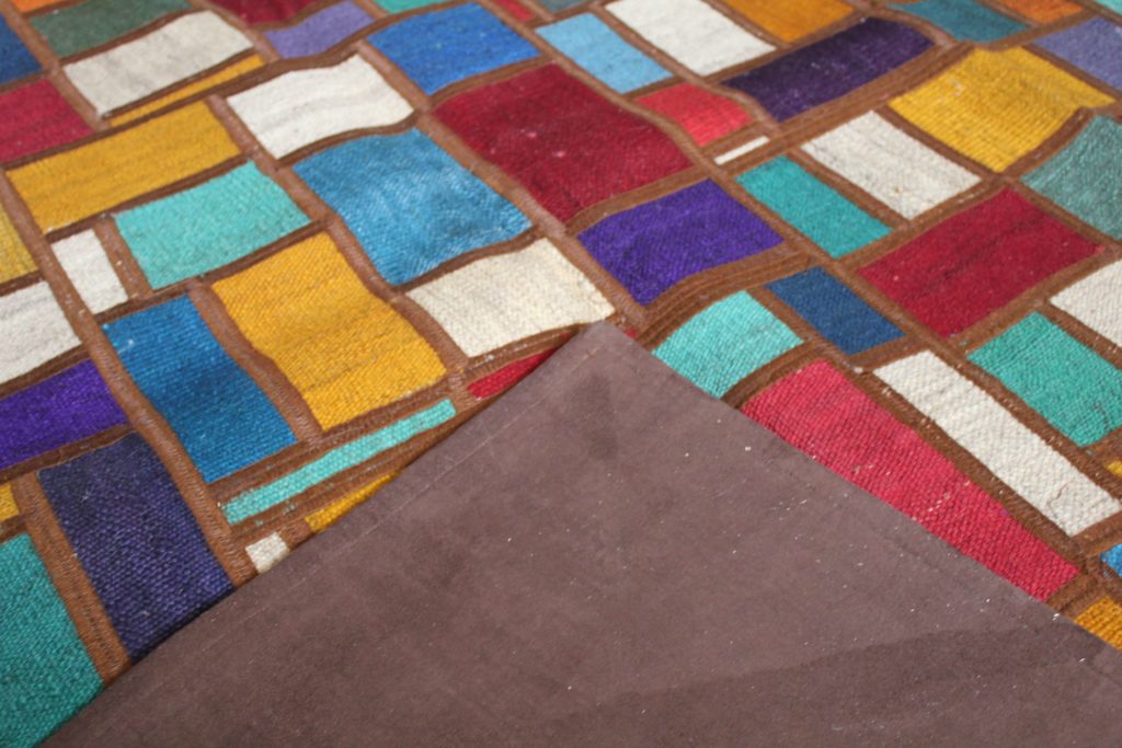 Качественный ковер (килим) пэчворк из лоскутов персидских килим бирюзового цвета с контрастным центром. Ручная работа. Шерсть. В наличии в Москве. Купить в интернет-магазине с доставкой